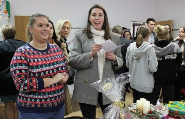 Tko su pobjednici natjecanja u pripremi kolača božićnog sajma?! PPG prva privatna gimnazija zagreb