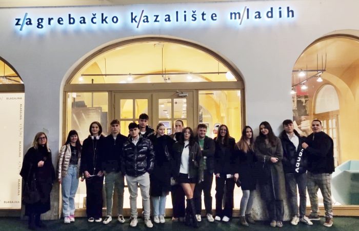 Gledali smo predstavu "Halo